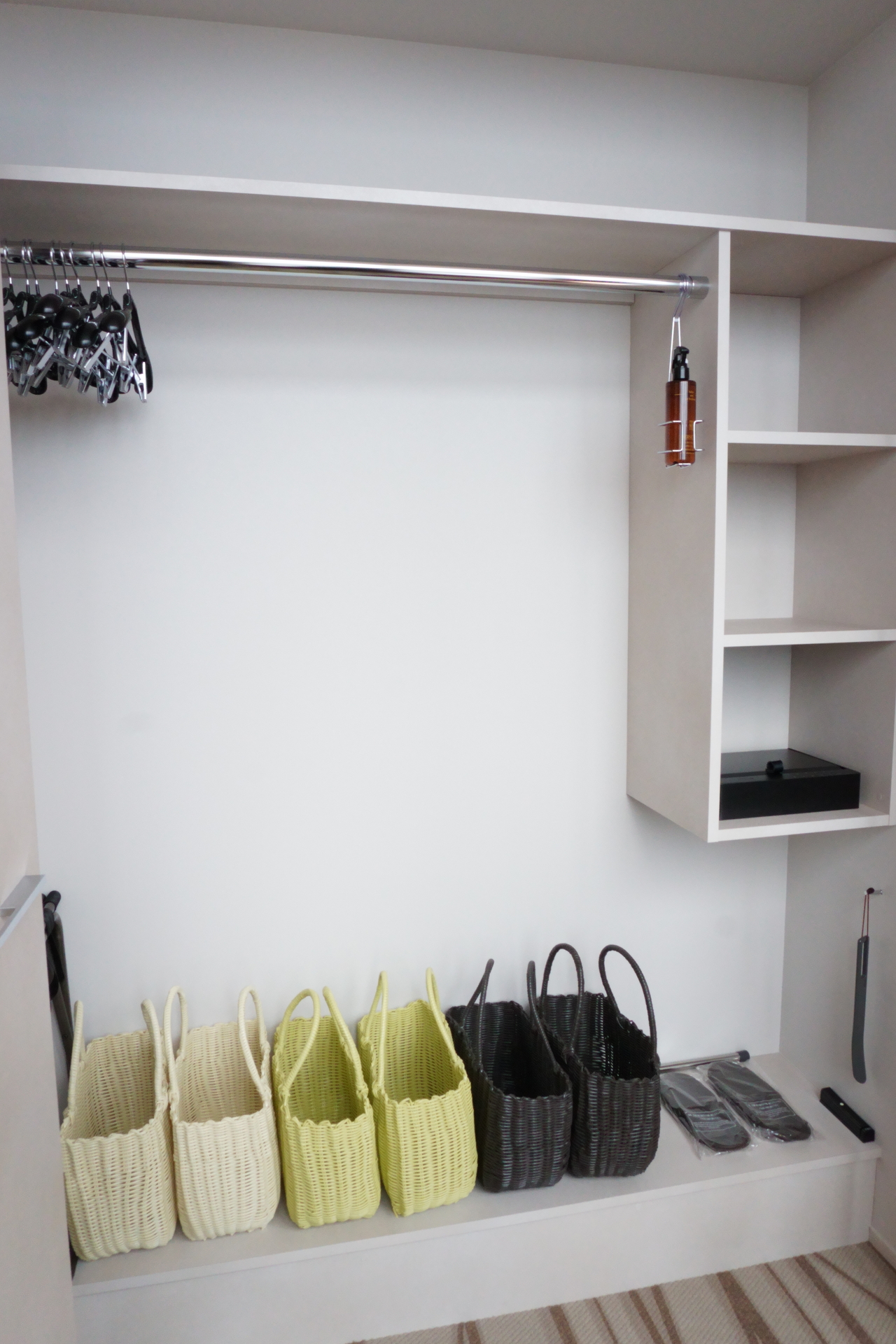 クローゼット。備え付けのかごバッグは、大浴場を利用する場合の荷物入れとして使える