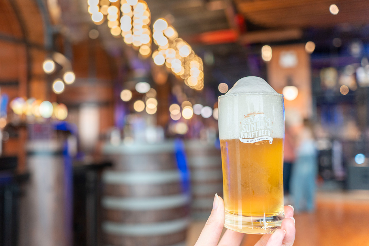 ビール工場に入場すると、ビール2杯（1杯250mL）が無料