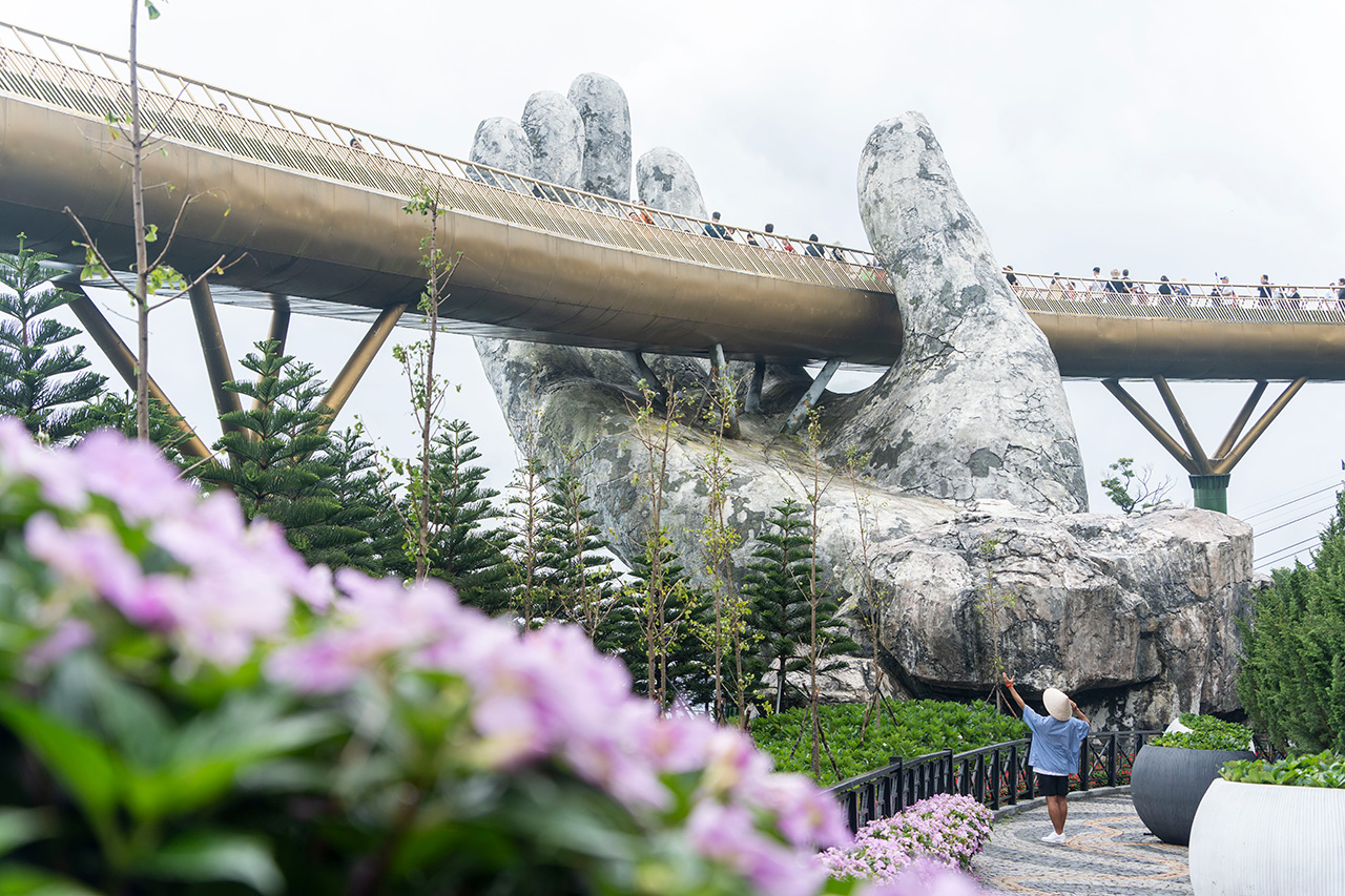 まるで、神様が金の糸を掴んでいるかのよう