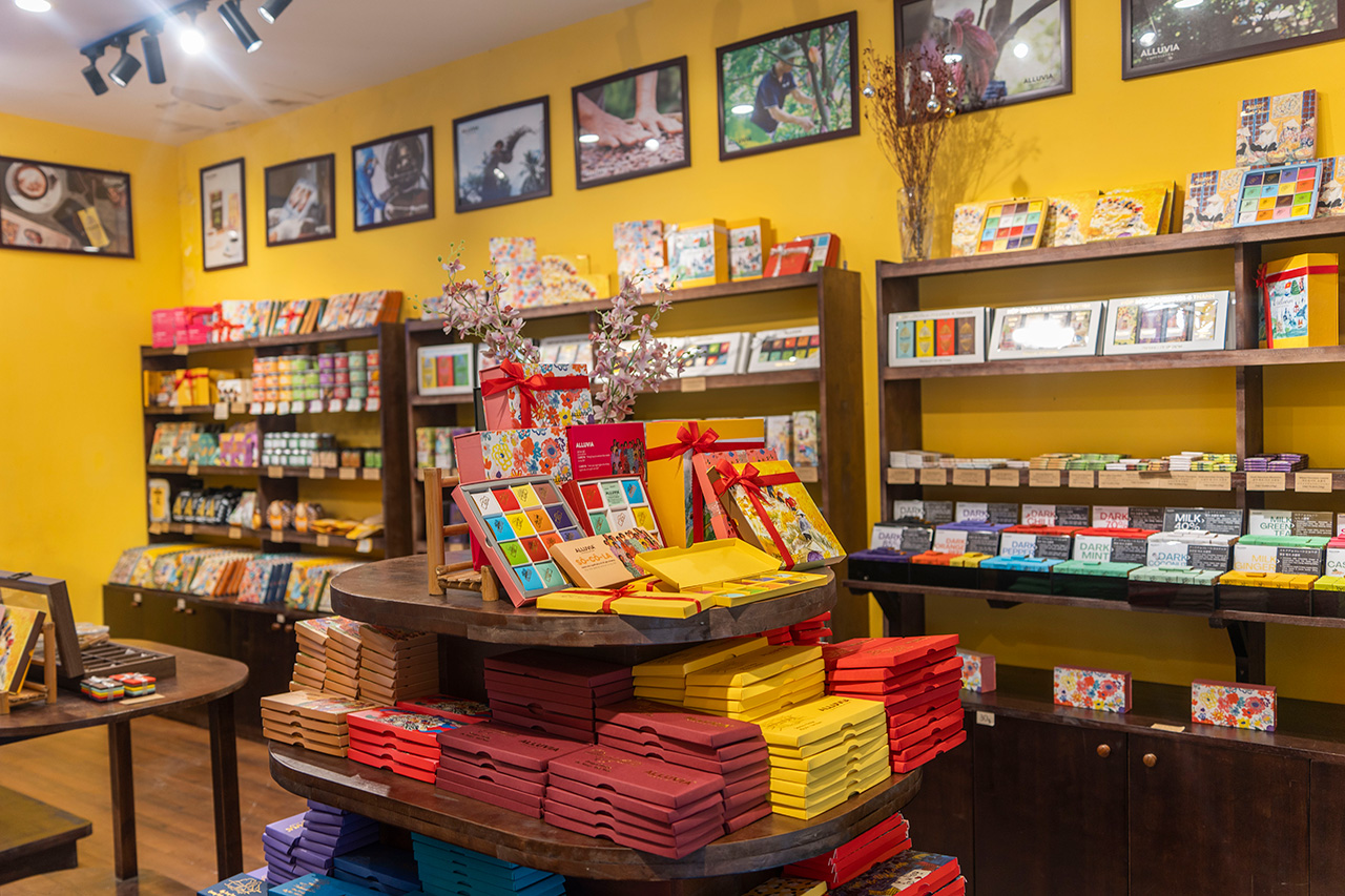 10種類以上のチョコレートから自分好みの詰め合わせを作れる（10ピース 15万VND〜、約840円）