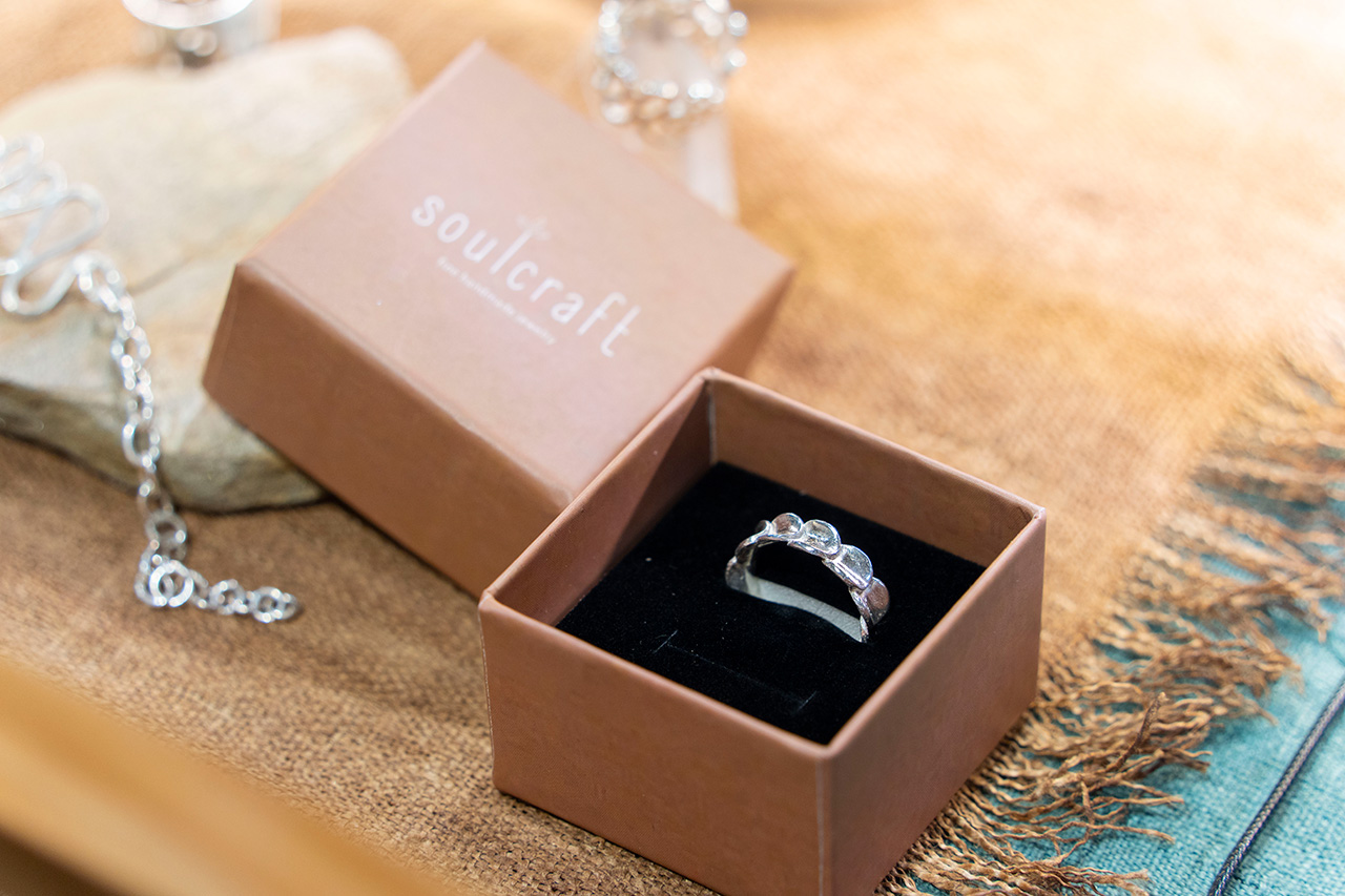 指輪、ピアス、ブレスレットなどが並ぶ