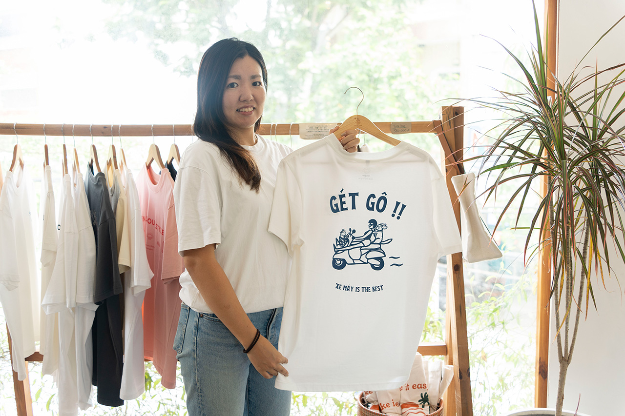 スタッフの白濵李子さんがデザインするTシャツが人気