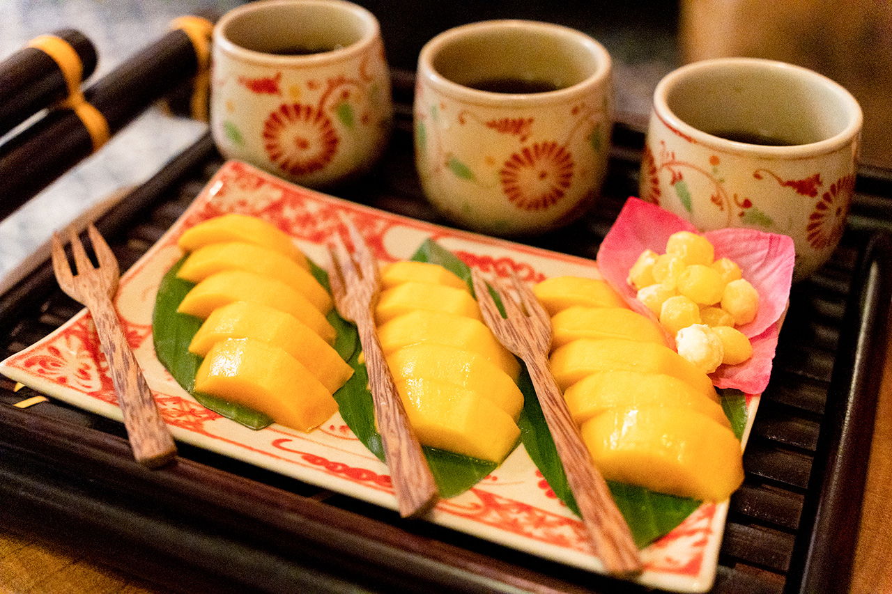 スパの後に食べられる、ハーブティーとマンゴーのサービス