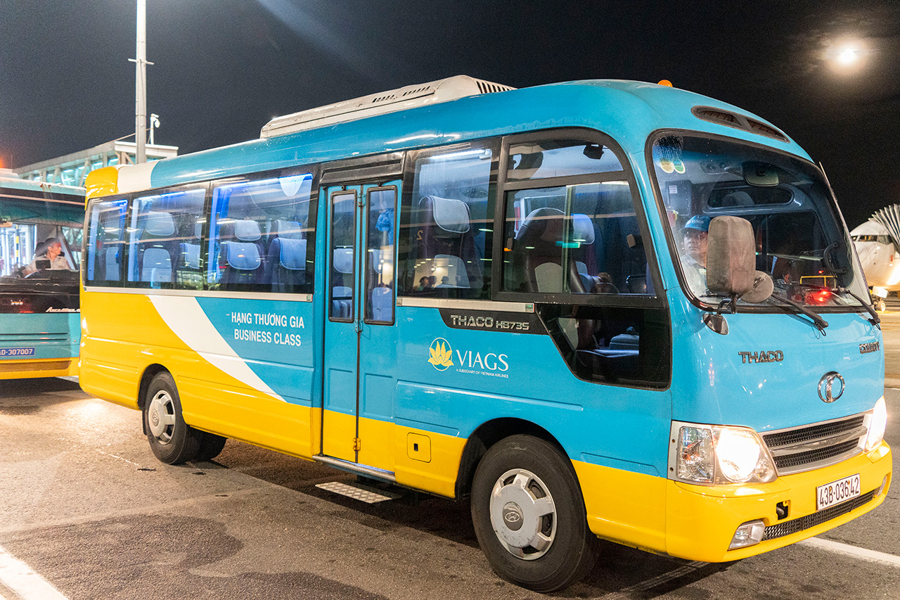 ビジネスクラス利用者はビジネスクラス専用車で飛行機まで送ってくれる