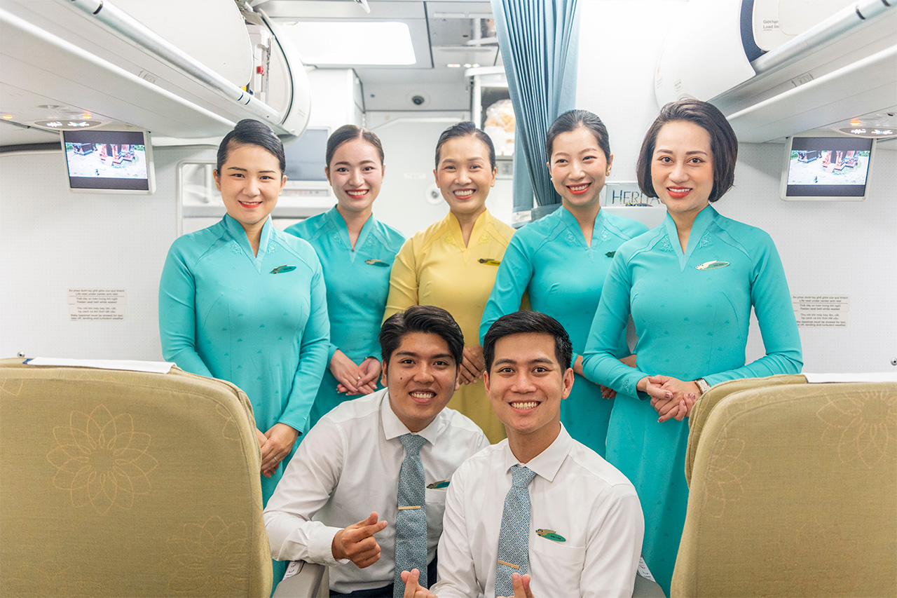 責任者のパーサーはイエローのアオザイ