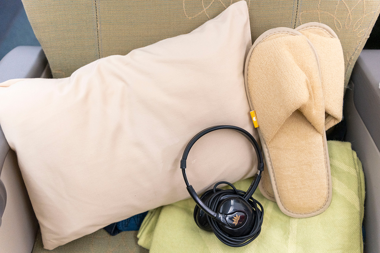 ビジネスクラスにはヘッドフォンとスリッパも