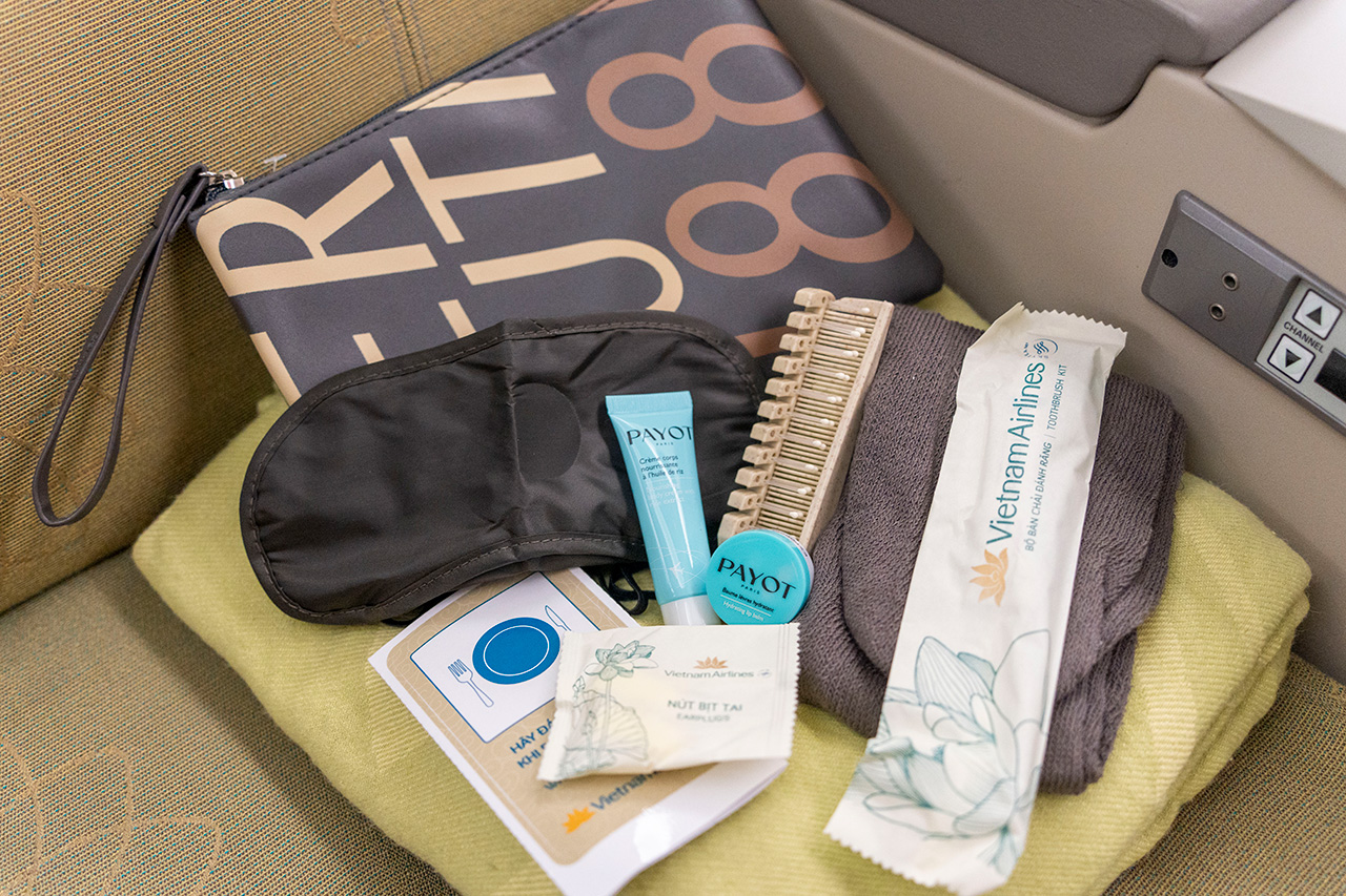 アイマスクや歯ブラシなどが入ったアメニティポーチ