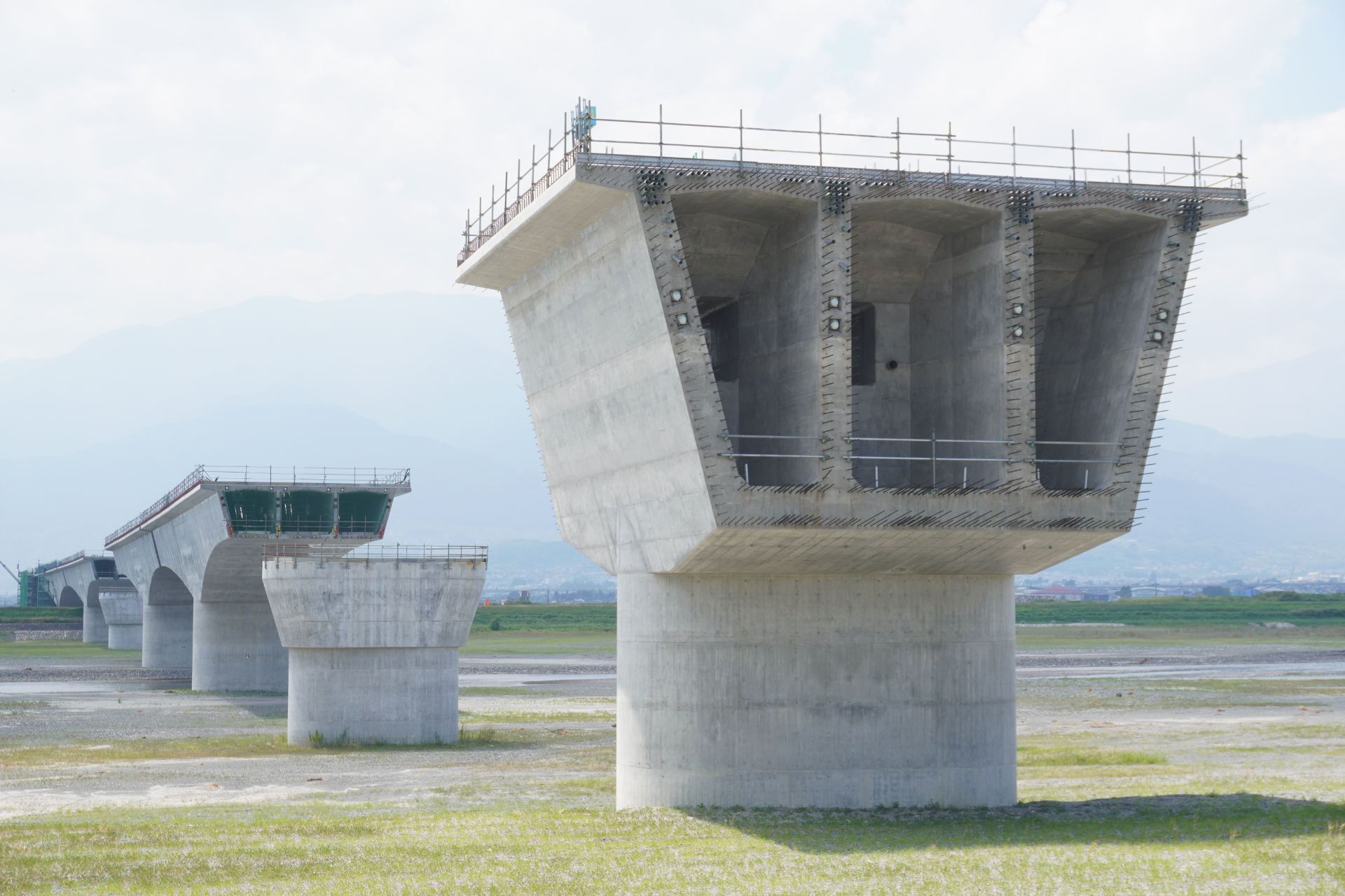 リニア中央新幹線に新設される橋りょう（河川橋）の工事現場が初めて公開