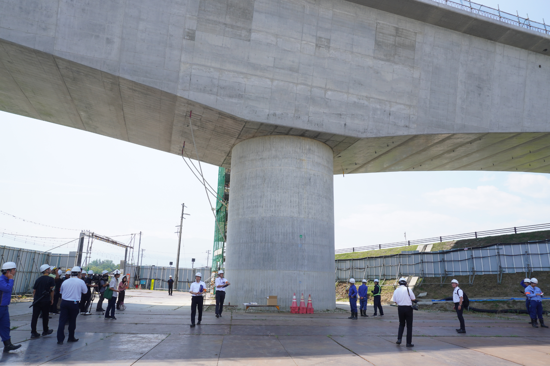柱の高さ（地上から桁まで）は、常永川橋りょう（写真）が約19m、釜無川橋りょうが約16m