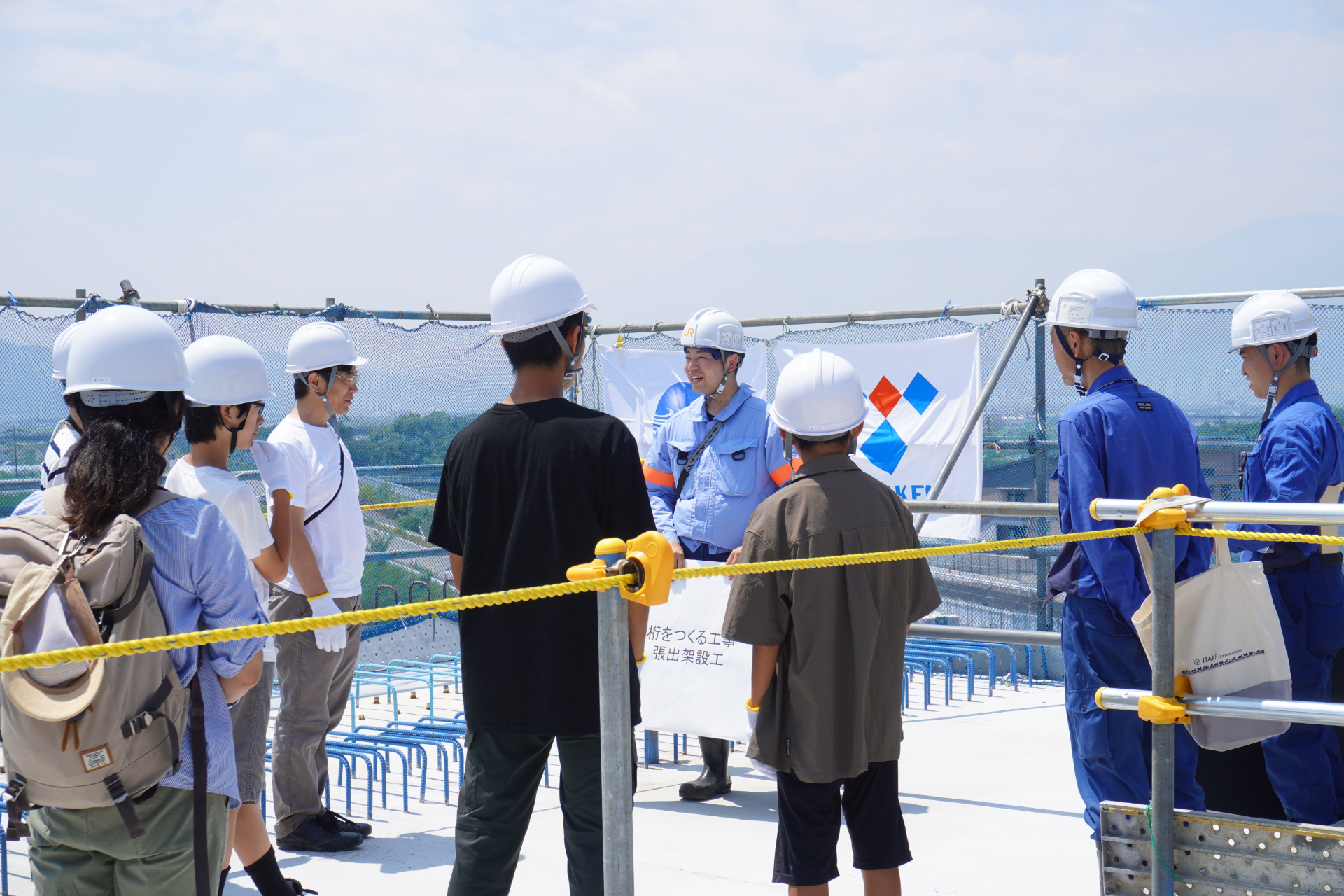 工事中の常永川橋りょうの桁の上に特別にのぼれる「地域インフラ見学会」開催。JR東海の職員が分かりやすいパネルで子供たちに解説した