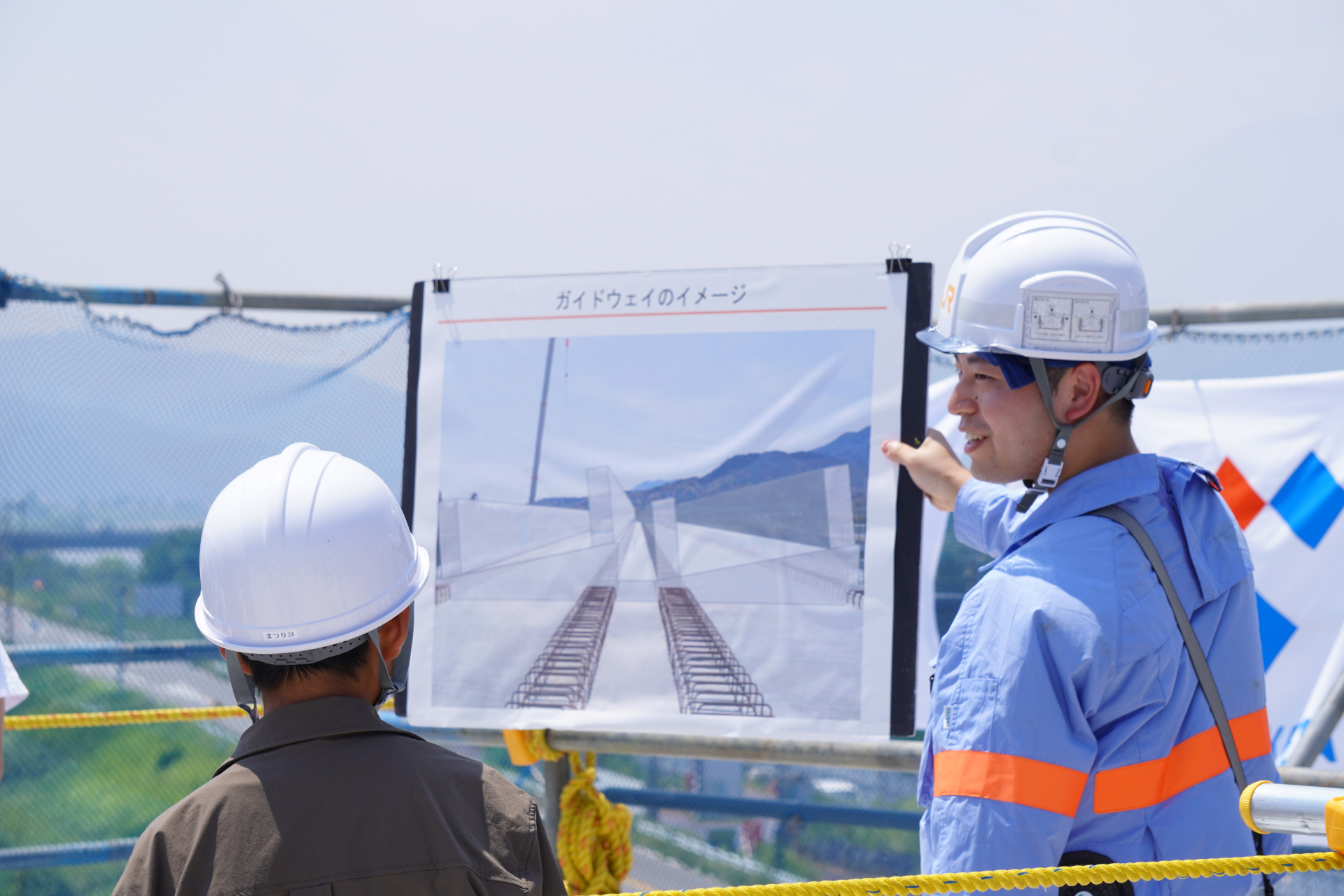 リニア路線は「ガイドウェイ」と呼ばれるコの字型の壁がレール代わり。ガイドウェイの走行面に傾斜がついている理由は、カーブ区間でも遠心力を利用することで、時速500kmのスピードで安定走行できるように（※今回公開された同工区では直径16kmの円を描くような角度でカーブがついている）