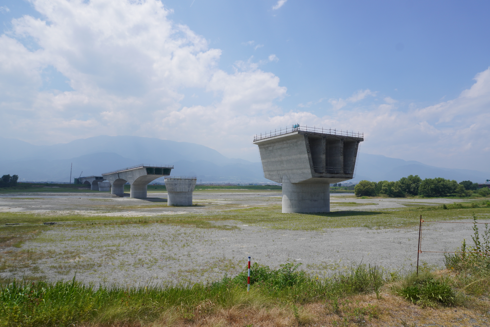 リニア中央新幹線で最長754.2mの「釜無川橋りょう」（中央市田富ふるさと公園付近の河川敷から見た全景）。ちなみに東海道新幹線では、全長1373mの「富士川橋梁」が橋りょうの最長