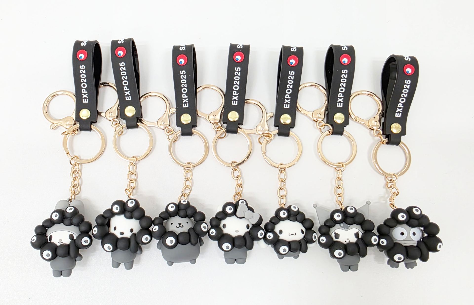 KINTETSU限定のサンリオ×ミャクミャク新作グッズが登場。写真は本日発売のモノクロキーホルダー（各1650円）