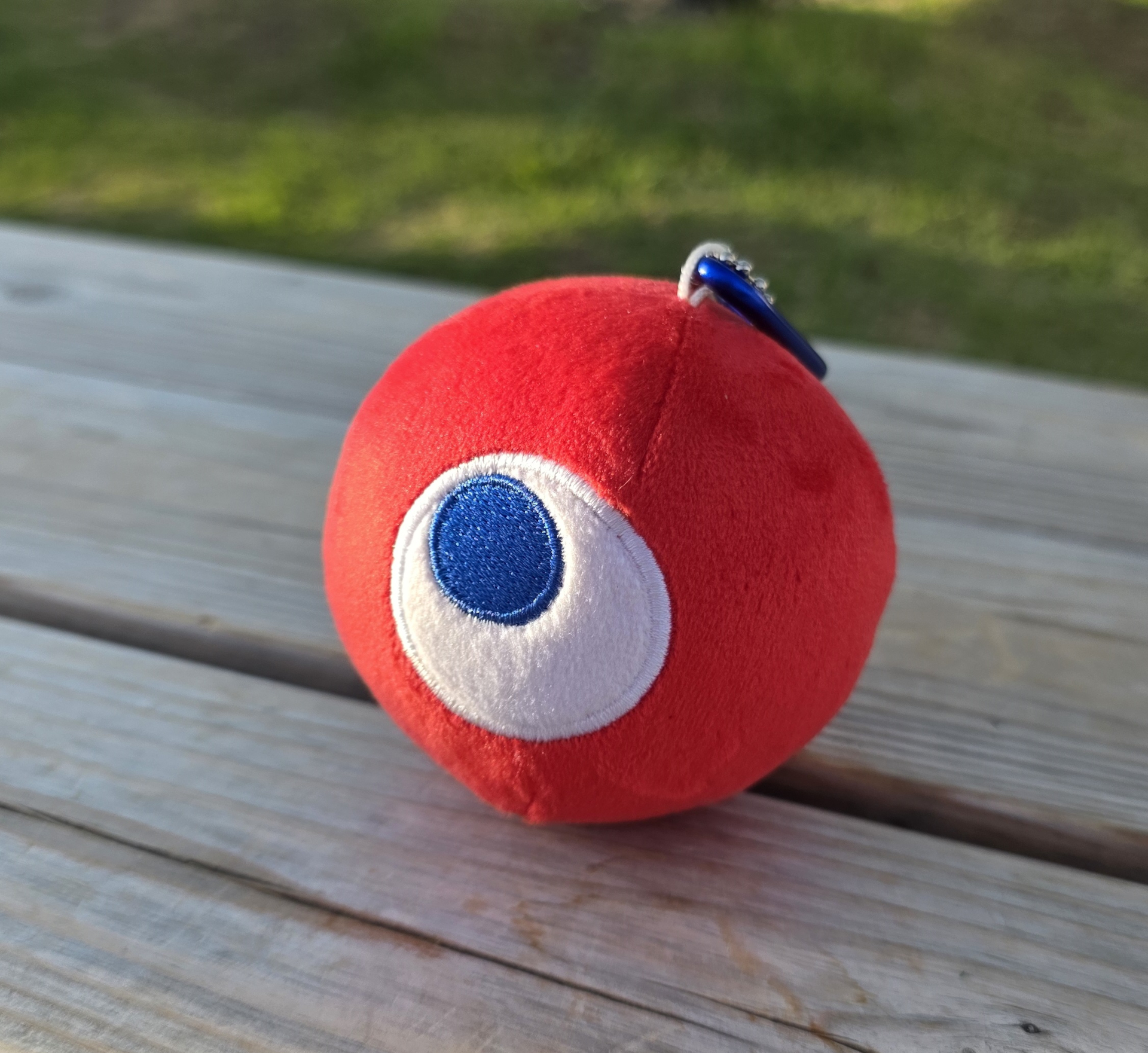 バッグだけではなくベルトループなどファッションとしても身に着けられる「カラビナ付きIDマスコット」（935円、8月末発売予定）