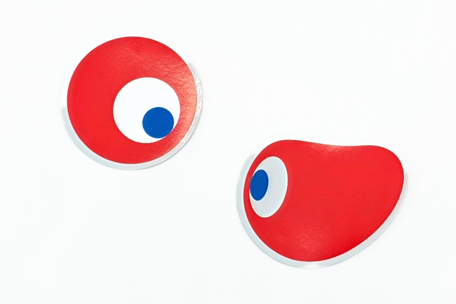 スマホやPCに貼りやすいサイズの「ステッカー」（各385円、8月上旬発売予定）