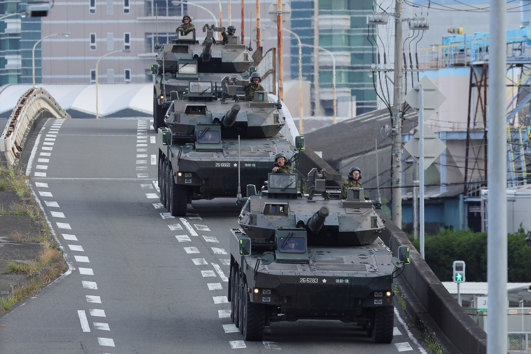 早朝6時過ぎ、清水市内の国道を走るMCV。平たくいえば装輪戦車で、道路を傷めることなく高速で移動可能