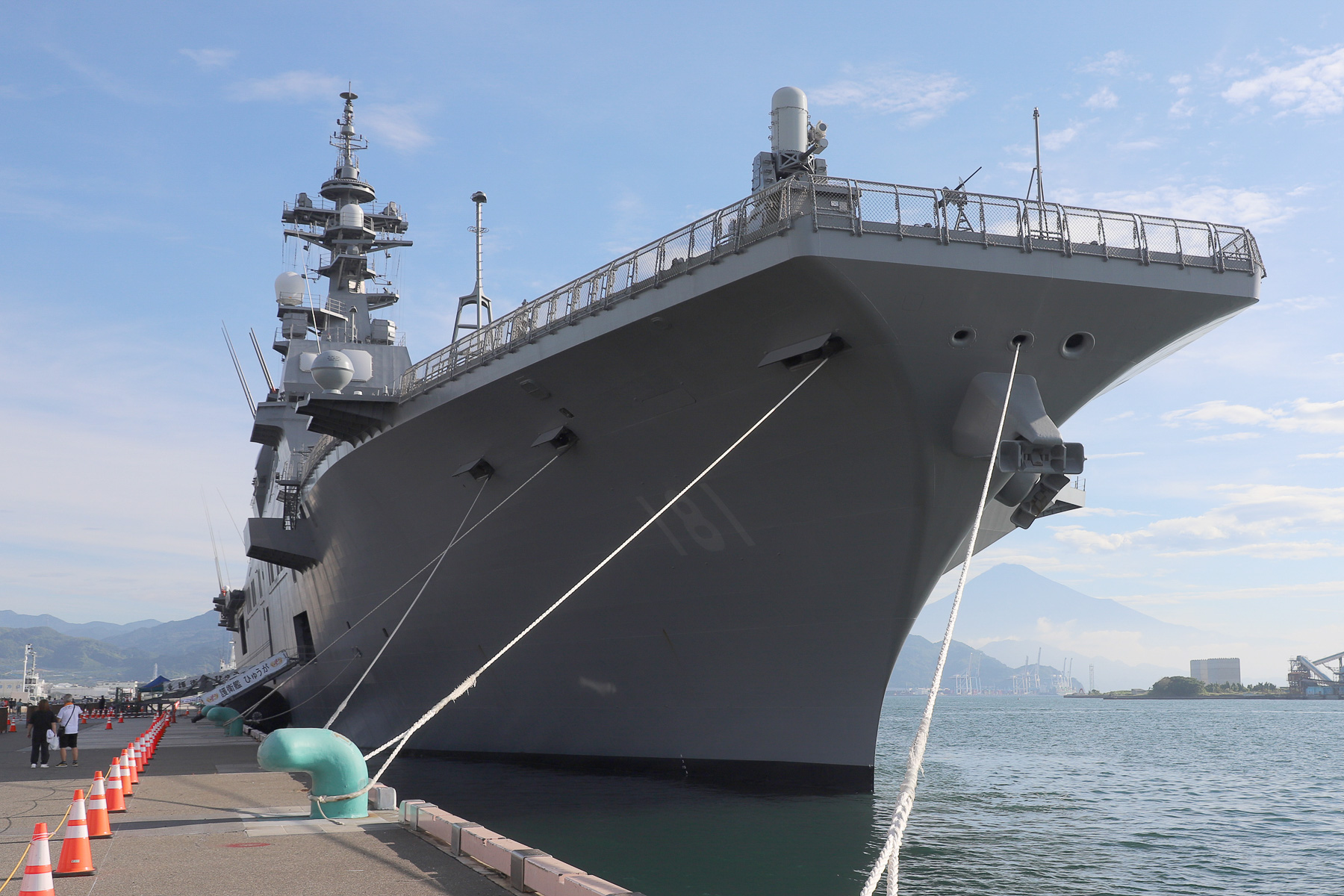 護衛艦ひゅうが。背後に富士山が見えるが、夏場は昼頃には雲に巻かれることが多く、朝がシャッターチャンス