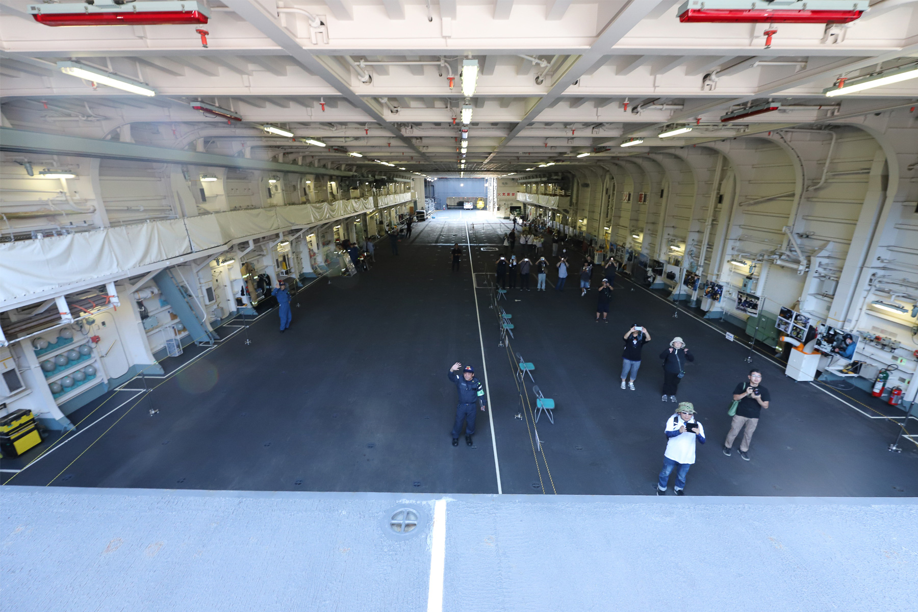 航空機を移動させるエレベーターで、格納甲板から飛行甲板へ。ひゅうが最大のアトラクションだ