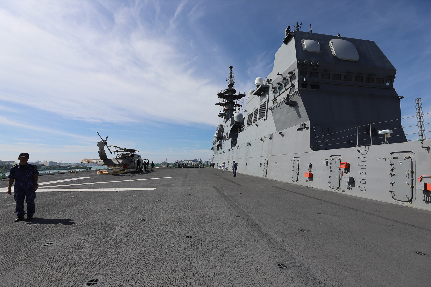 広大な飛行甲板は、滑り止め塗装でザラッとしている。艦尾付近には艦これ「日向」の立て看板があり、フォトスポットになっていた