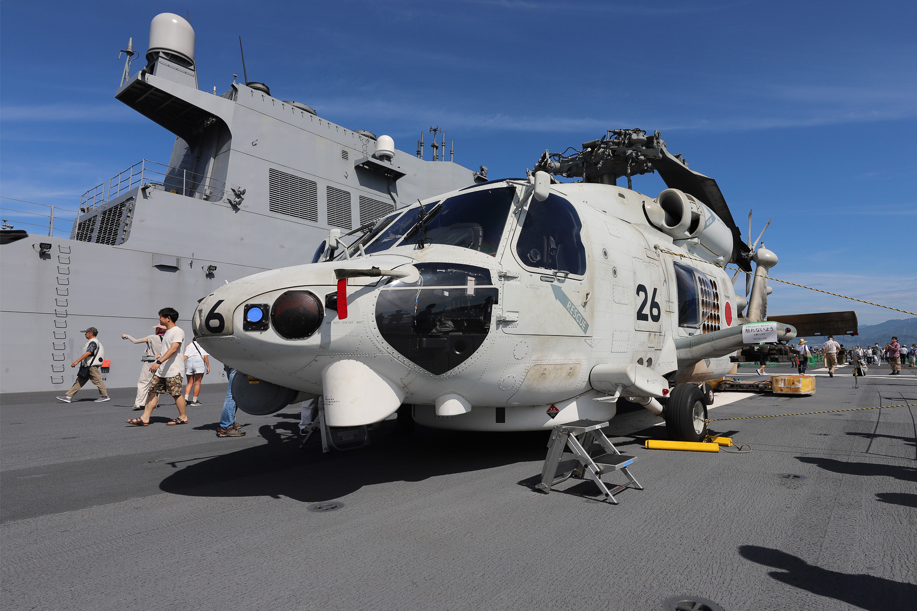 哨戒ヘリコプターSH-60Kは舞鶴航空基地の第23航空隊所属機。艦尾のVLS（垂直発射装置）は対空ミサイル、対潜ロケットを収容する