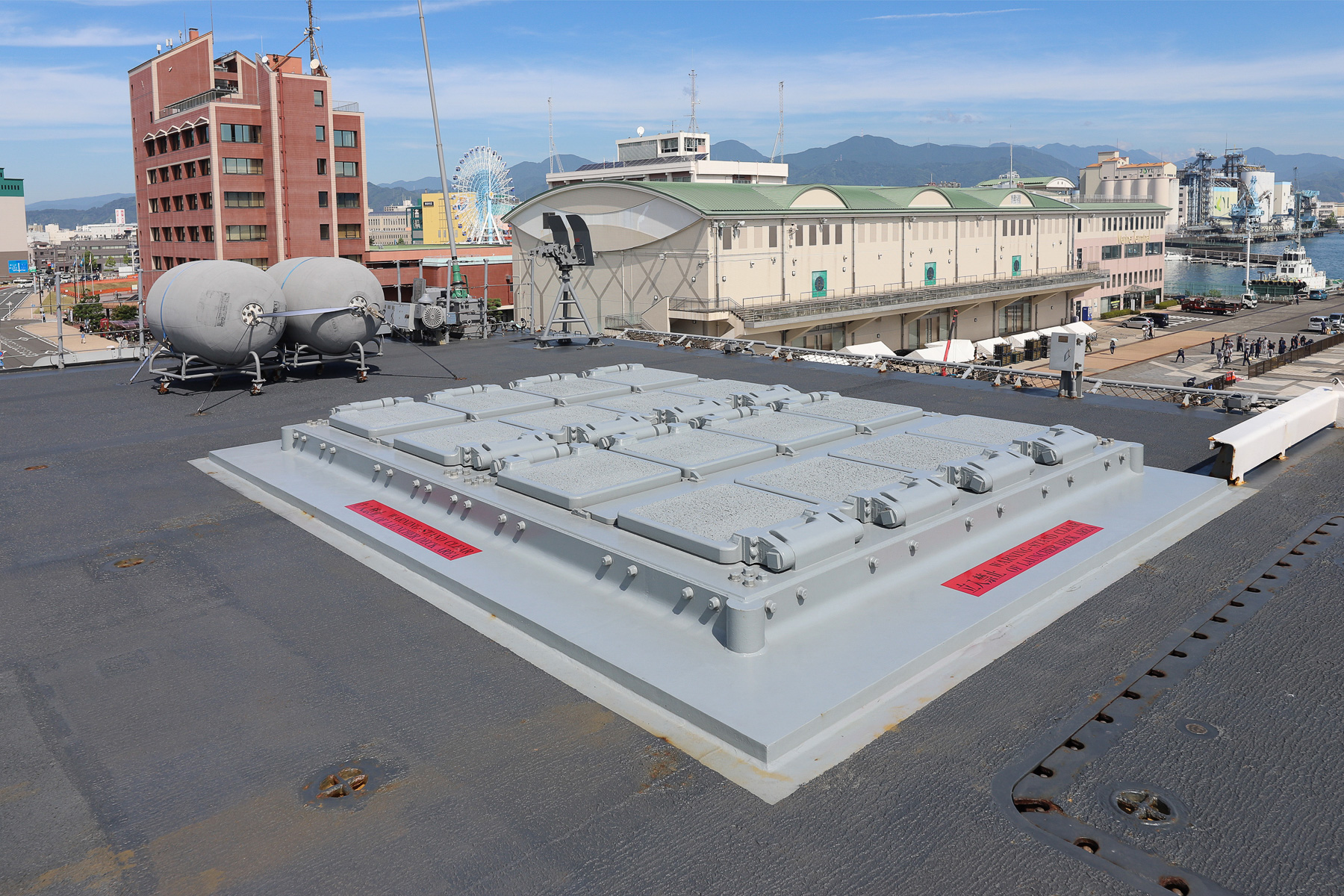 哨戒ヘリコプターSH-60Kは舞鶴航空基地の第23航空隊所属機。艦尾のVLS（垂直発射装置）は対空ミサイル、対潜ロケットを収容する