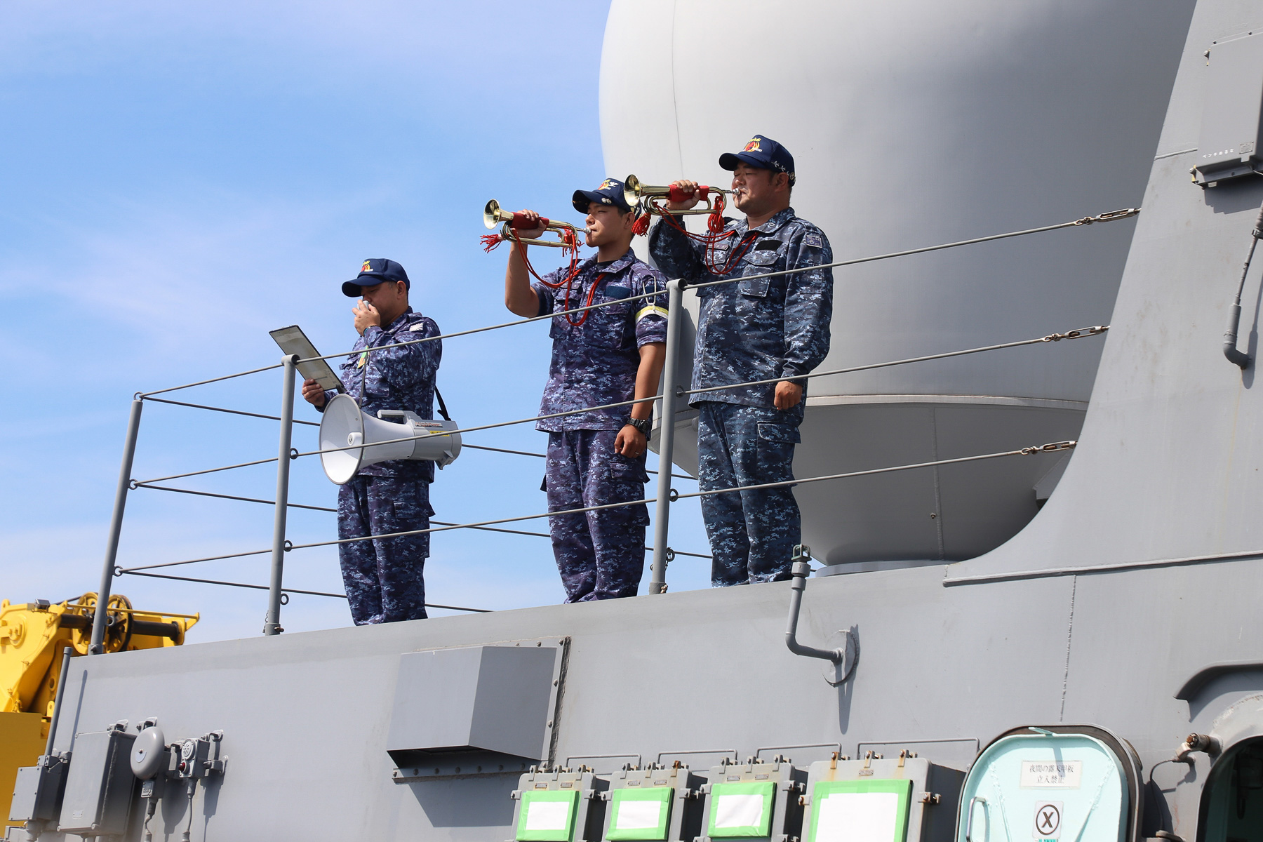 「出港用意」などの号令ラッパの実演。「ラッパ君が代」の演奏もあった