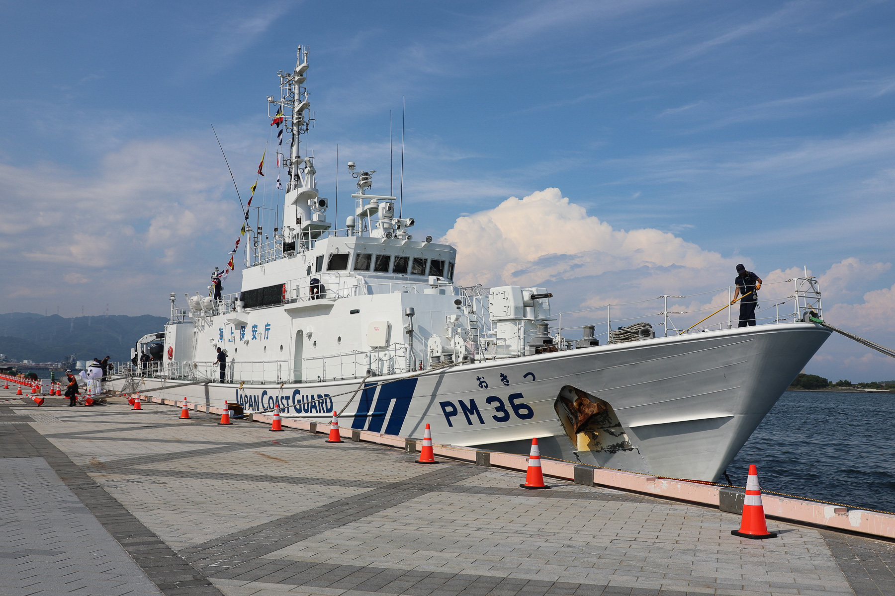 海上保安庁とから型巡視船「おきつ」は第3管区海上保安本部清水海上保安部所属。8月2日のみの公開で、午後に離岸した