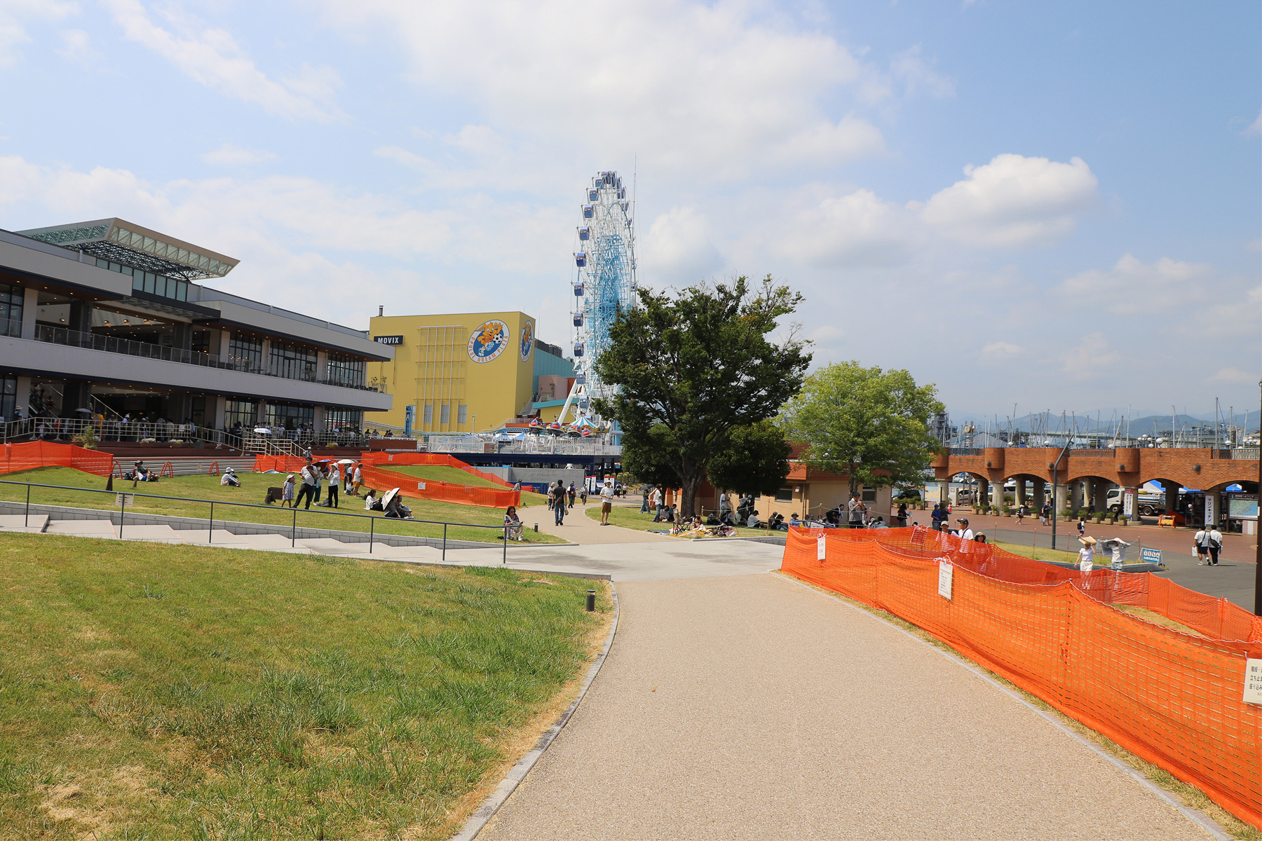 マリンフェスタ会場から300mほど、商業施設エスパルスドリームプラザへ昼食に。飲食店、土産物店が多く入るショッピングモールだ。