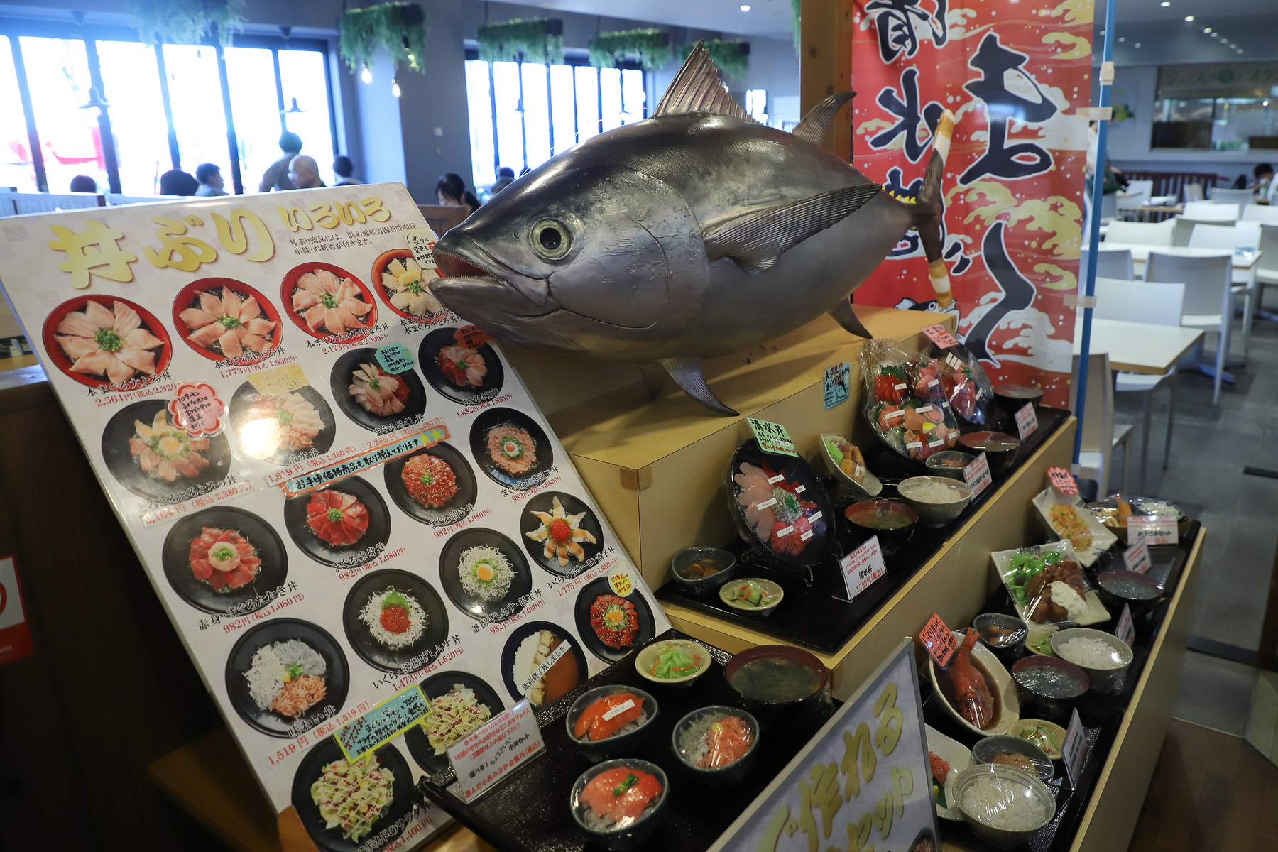 清水といえばマグロ！　静岡の海といえば桜えび、しらす！　というわけで、ドリームプラザ内の飲食店で、とろびんちょう、赤身、マグロたたき、生桜えび、生しらすが乗った清水丼をいただいた