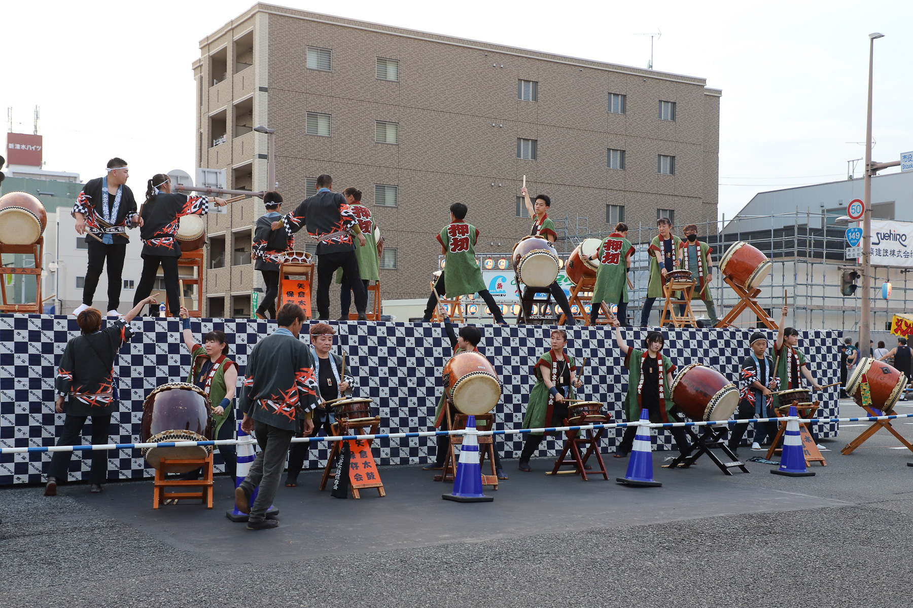 音楽と太鼓にあわせ、18時30分に総おどりがスタート。