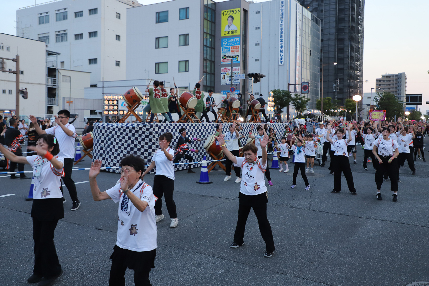 さつき通りの上下線をつかい、踊りながらゆっくり移動する。熱中症対策のため連と一緒にドリンクなども移動、休憩時間もきちんと設けられている
