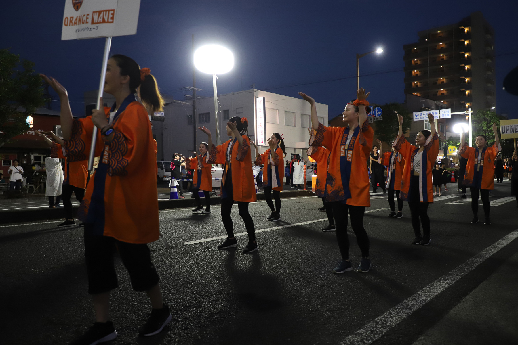 キレのよい踊りを披露する連。この情熱や躍動感が夏祭りの醍醐味の1つだ