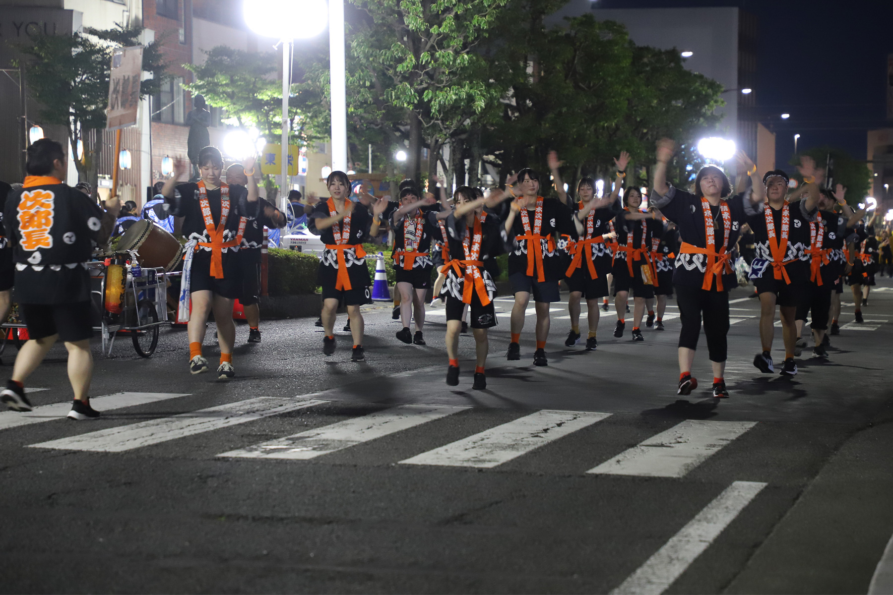 キレのよい踊りを披露する連。この情熱や躍動感が夏祭りの醍醐味の1つだ