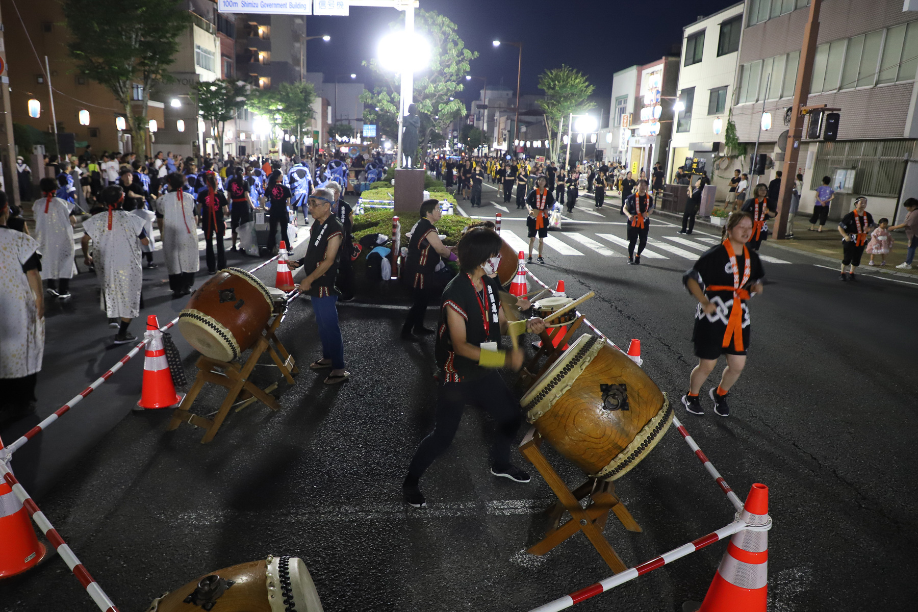 揃いの法被が連の一体感を盛り上げる。なかには100名ほどの大規模な連もあり目立っていた