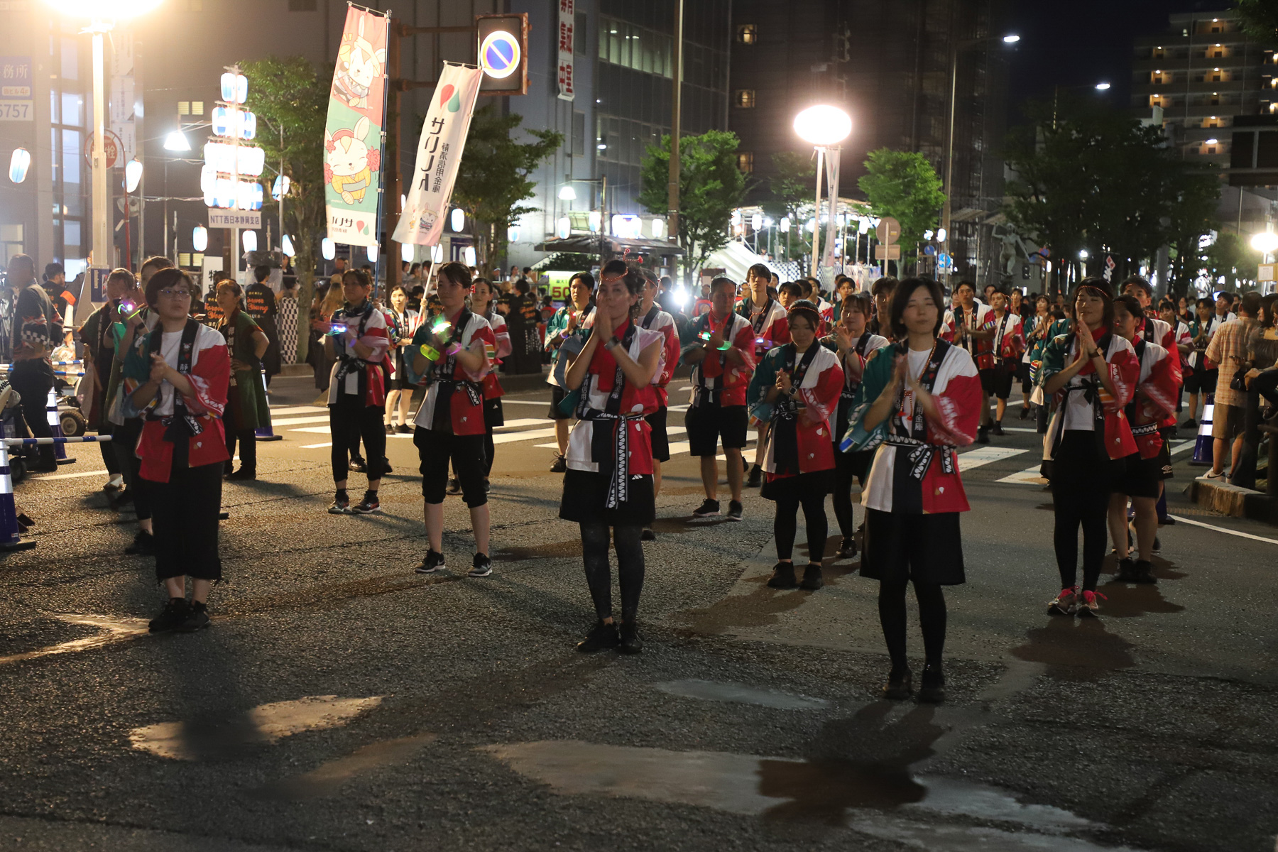 揃いの法被が連の一体感を盛り上げる。なかには100名ほどの大規模な連もあり目立っていた