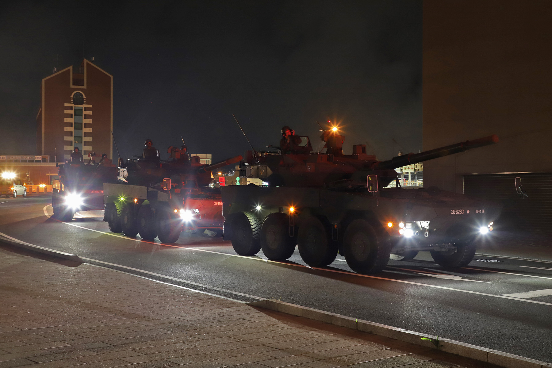 総おどりが佳境を迎えた21時、日の出埠頭へ。ひっそりと駒門駐屯地に戻るMCVを見送った