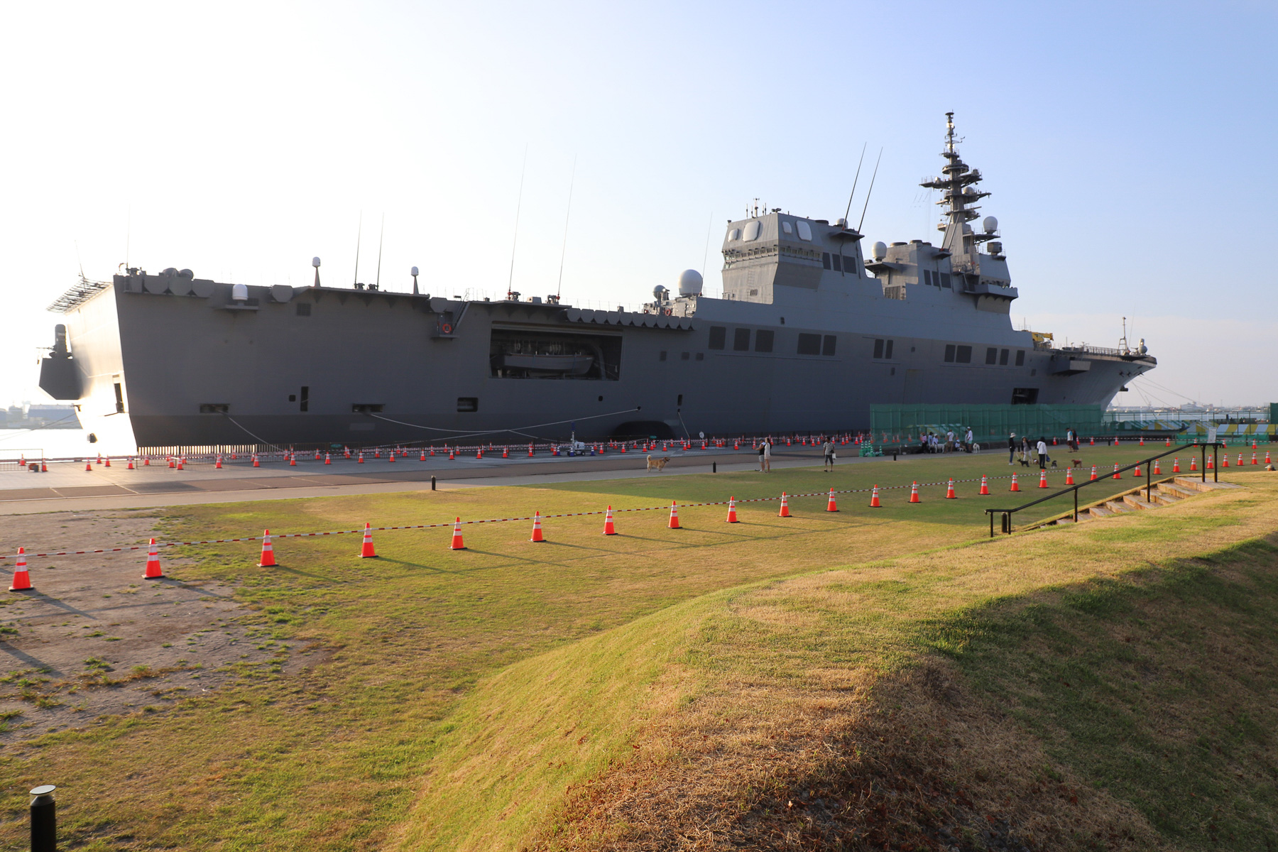 早朝の「ひゅうが」。手前の芝生エリアは倉庫の跡地で、高潮や津波対策のため景観に配慮した築堤がある