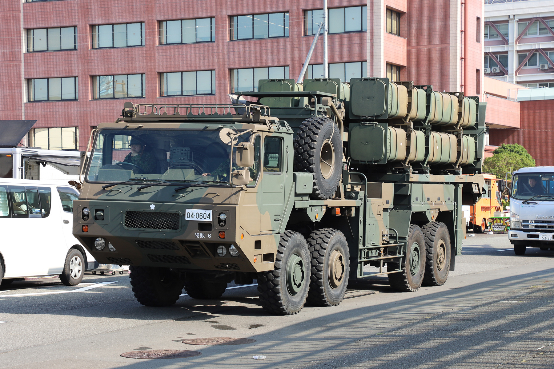 この日の陸自の展示は12式地対艦誘導弾発射機。富士駐屯地の富士教導団特科教導隊第6射撃中隊所属。そのほかに高機動車なども展示された