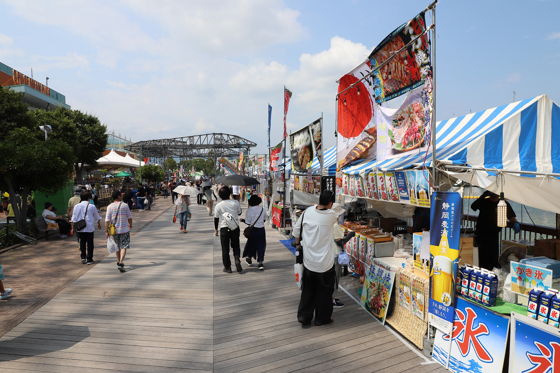 エスパルスドリームプラザ前に並んだ屋台。海産物やみかんなど、静岡らしい食材を使ったものも目についた
