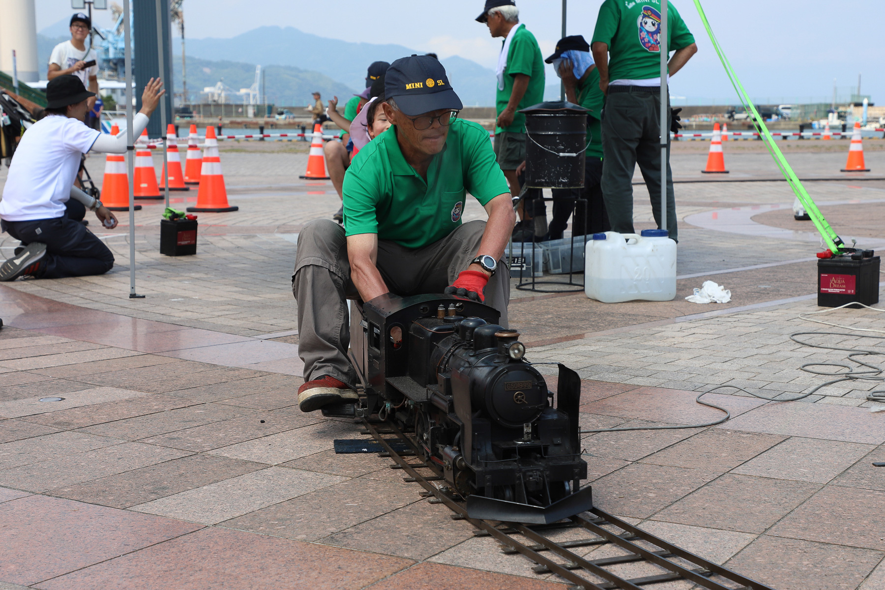 ミニSL体験乗車。下水道の汚泥から炭素を取り出しペレット状にしたものを燃料としている