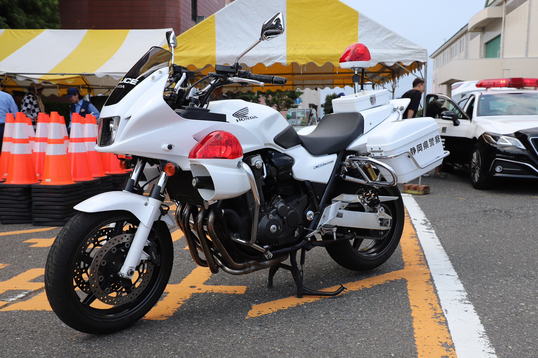 静岡県警清水警察署は白バイとパトカーを展示。こちらもファミリーが列を作っていた