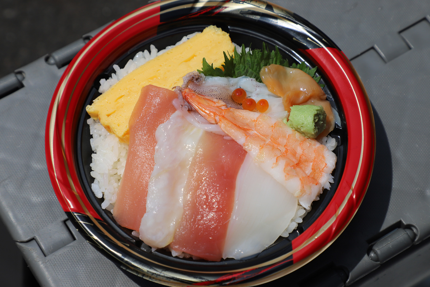 昼食を買いにエスパルスドリームプラザへ。モール内の出店で海鮮丼を買っていただいた