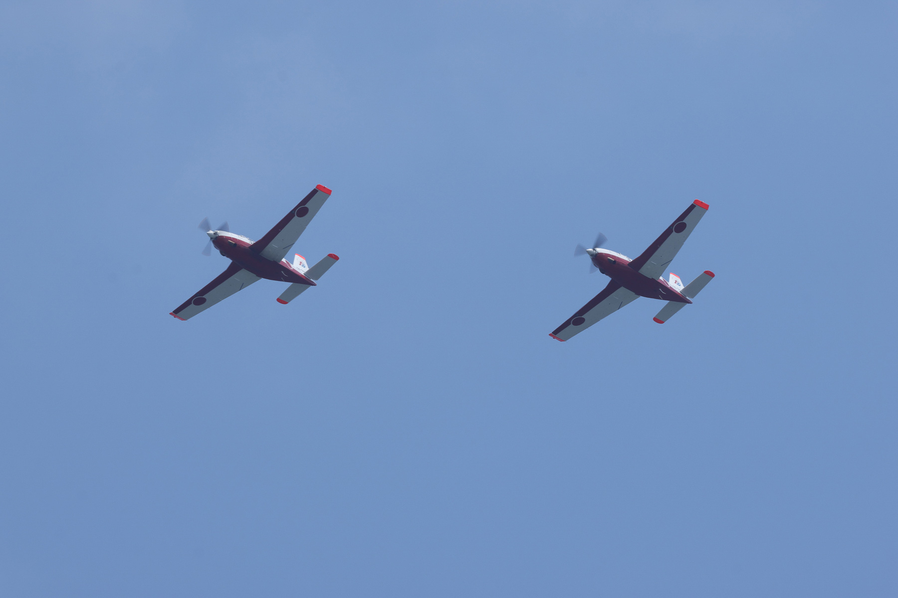 13時ごろ、空自静浜基地第11飛行教育団のT-7練習機が飛来。空自のパイロットを目指す学生が最初に操縦桿を握り、単独飛行を行なう機体だ