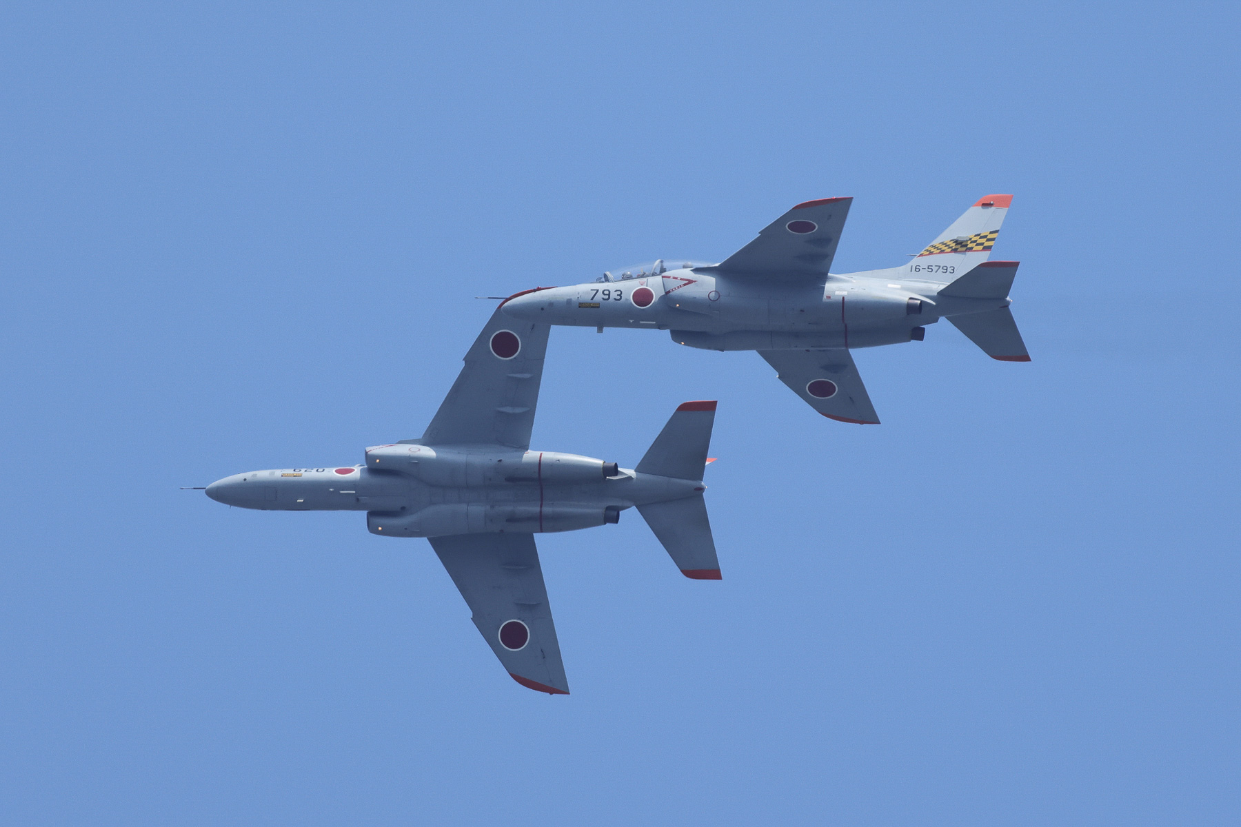 空自浜松基地第1航空団第32飛行隊のT-4練習機。垂直尾翼チェッカーマークの下が赤帯なのが第32飛行隊機で、青帯は第31飛行隊