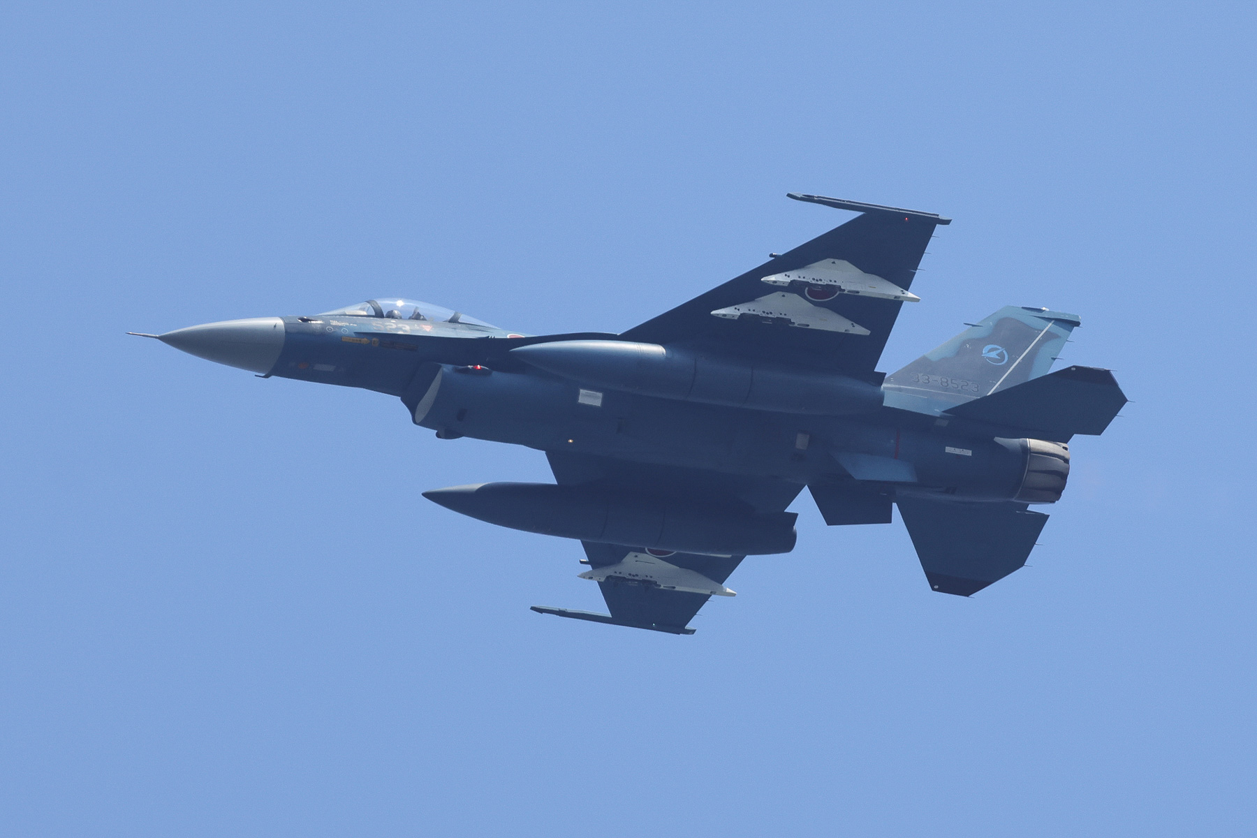 空自岐阜基地から飛来した、飛行開発実験団のF-2戦闘機。旋回時にアフターバーナーを使用し轟音を響かせた