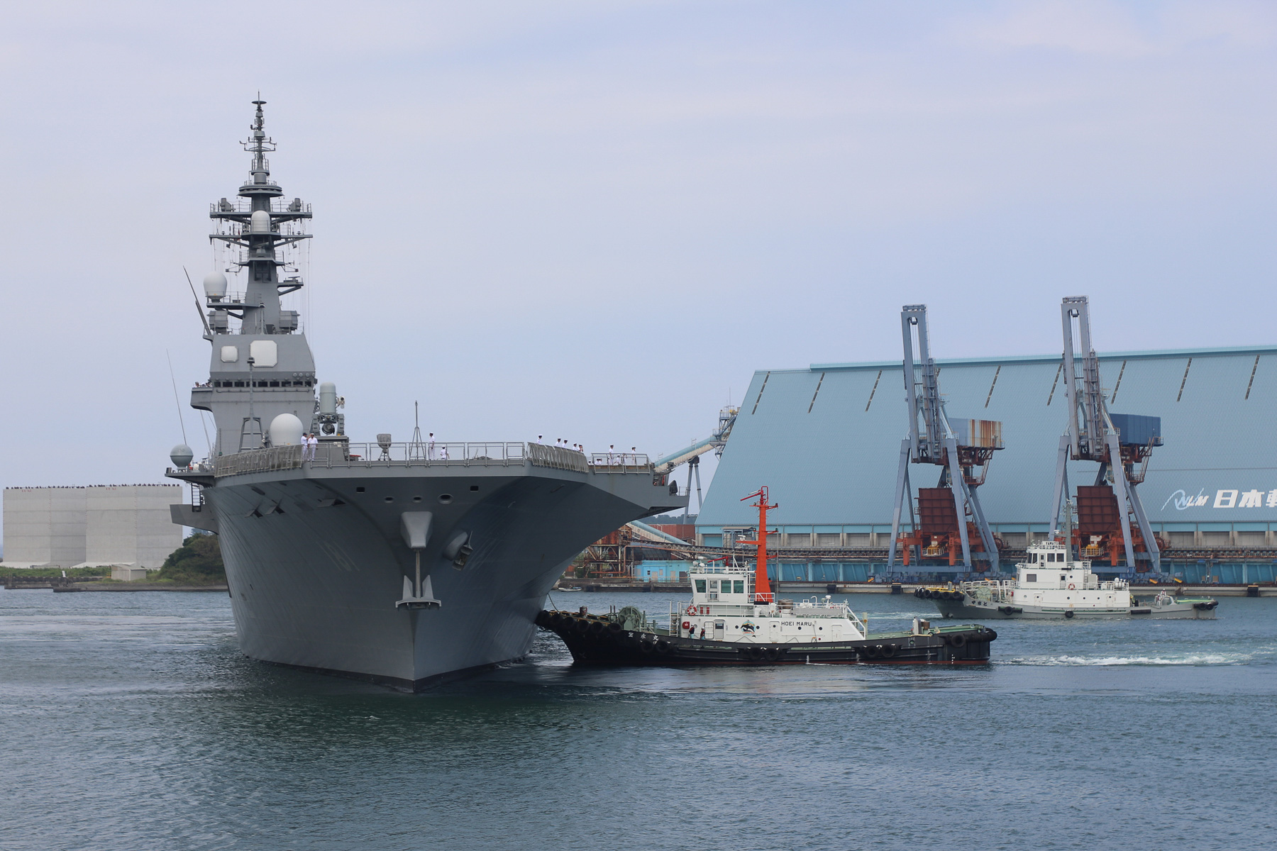 14時45分、「ひゅうが」が出港、母校舞鶴へ向かった。