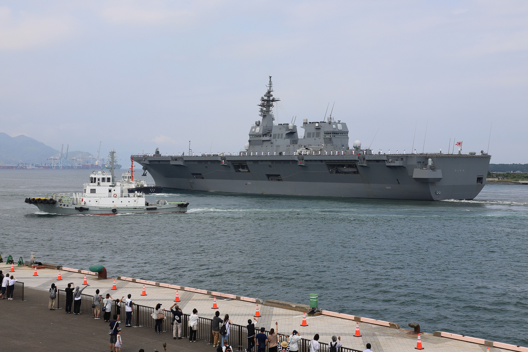 14時45分、「ひゅうが」が出港、母校舞鶴へ向かった。