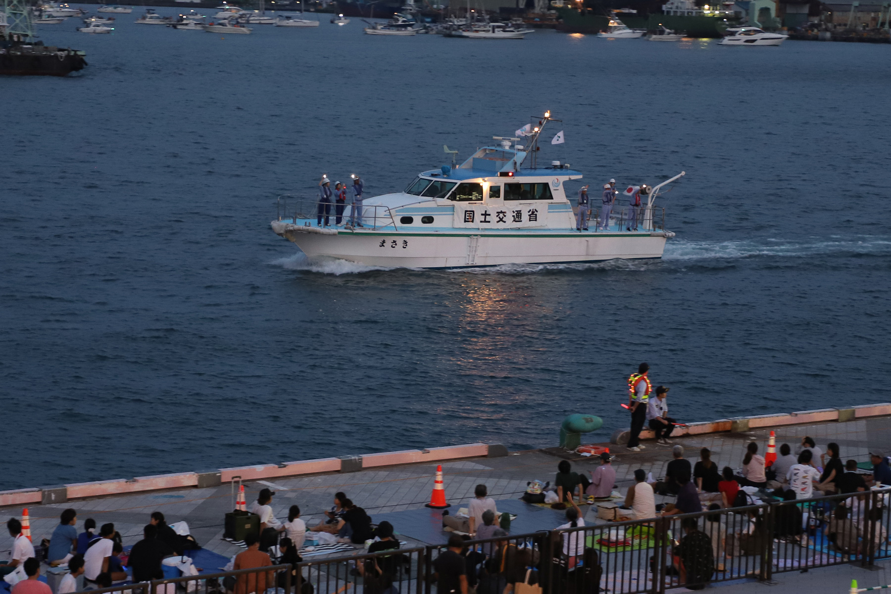 例年、花火に先立ち「海ではたらく船のパレード」が行なわれる。海保巡視艇「みほかぜ」と国土交通省「まさき」