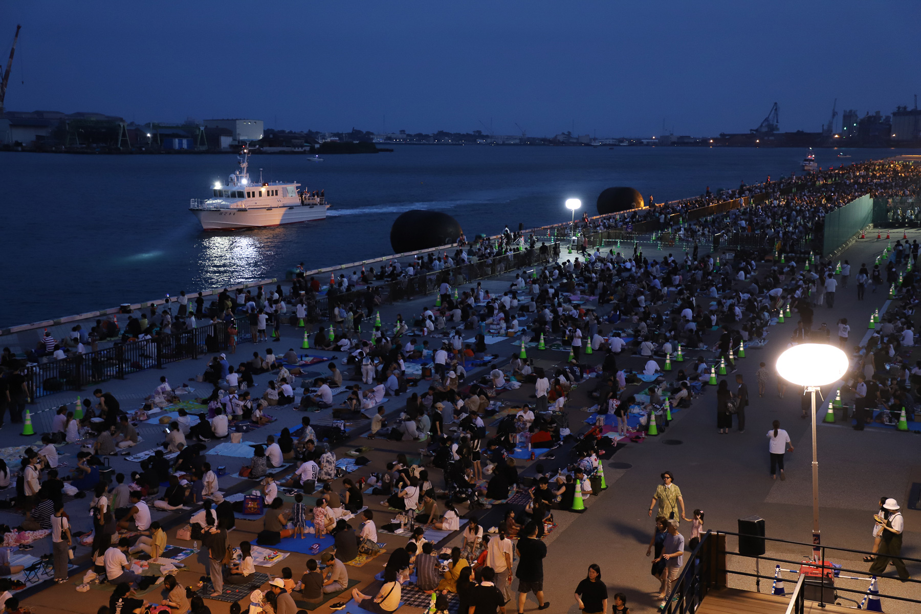 財務省名古屋税関清水税関支署巡視艇「はごろも」と、静岡県警警備艇「するが」。黒く大きな物体は「ひゅうが」船体が傷つかないよう岸壁との間に挟んでいた防舷物（フェンダー）