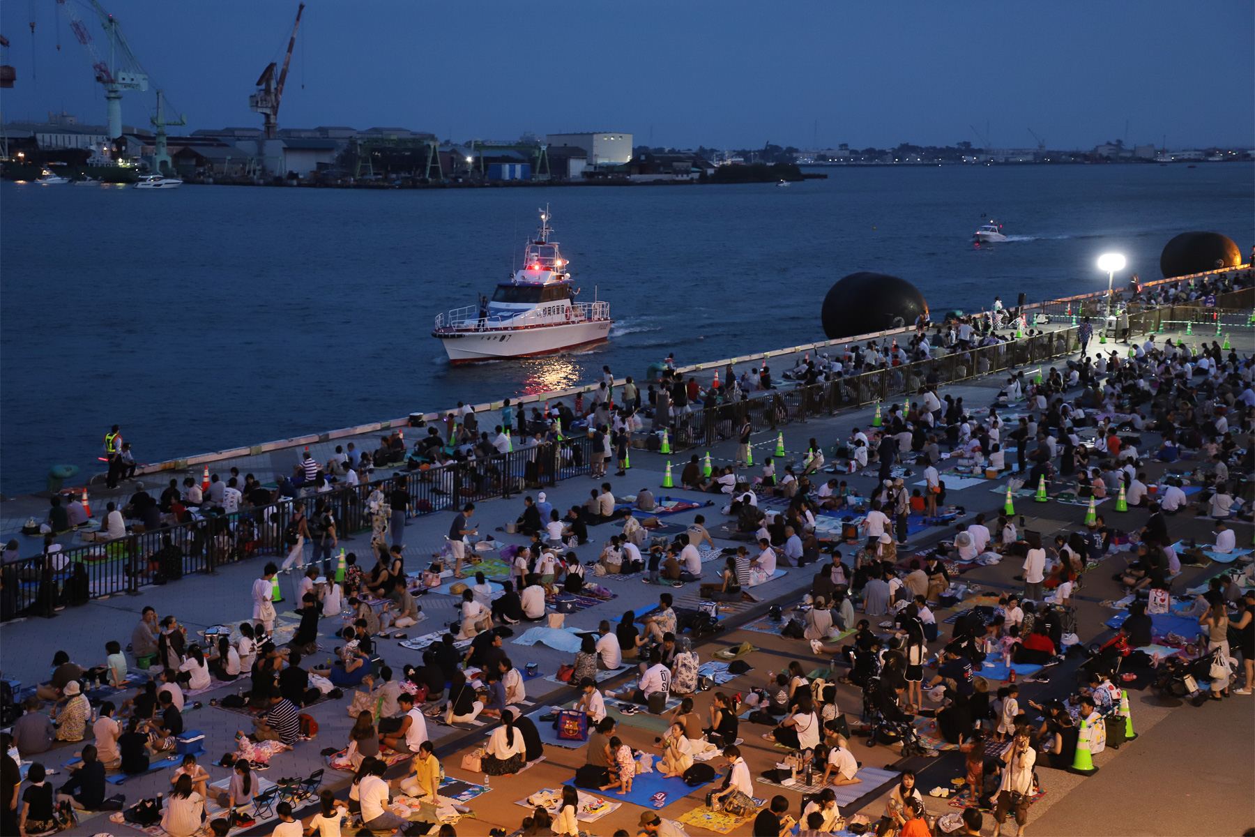 財務省名古屋税関清水税関支署巡視艇「はごろも」と、静岡県警警備艇「するが」。黒く大きな物体は「ひゅうが」船体が傷つかないよう岸壁との間に挟んでいた防舷物（フェンダー）